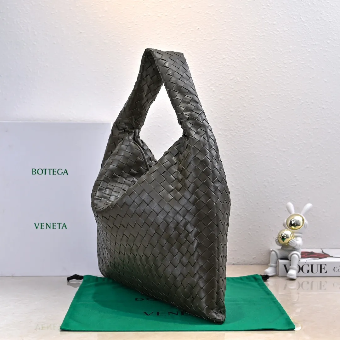 Batch 2160 #Bv New large HOP bag, the bag body and handles are made of a whole piece of woven leather. The bag body is soft and lazy. Hop symbolizes the praise of innovation and eternal craftsmanship [love]. The pyramid silhouette combines practicality and fashion. Modern and casual, the bag mouth is double-sided closed design, more convenient and safe! The cowhide texture also makes the bag more wear-resistant and durable. A must-have for fashionable ladies who like minimalism yet comfortable and casual! Size: 54x24x13, Model: 3970#